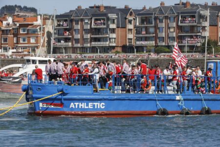 Athletic Bilbao celebra conquista da Copa do Rei com desfile de barco e multidão de torcedores; veja fotos em Athletic Bilbao festeja título da Copa do Rei com barco e multidão de torcedores; fotos