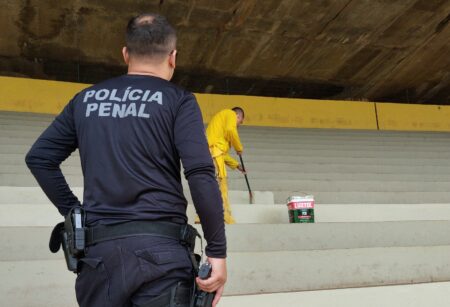 Atlético-GO x Flamengo: revitalização da pintura do Serra Dourada com mão de obra carcerária