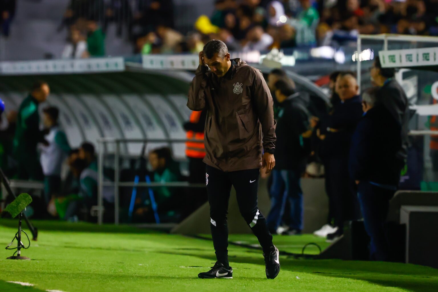 Auxiliar do Corinthians lamenta falta de eficiência em derrota e cobra rápida reação para virar a chave