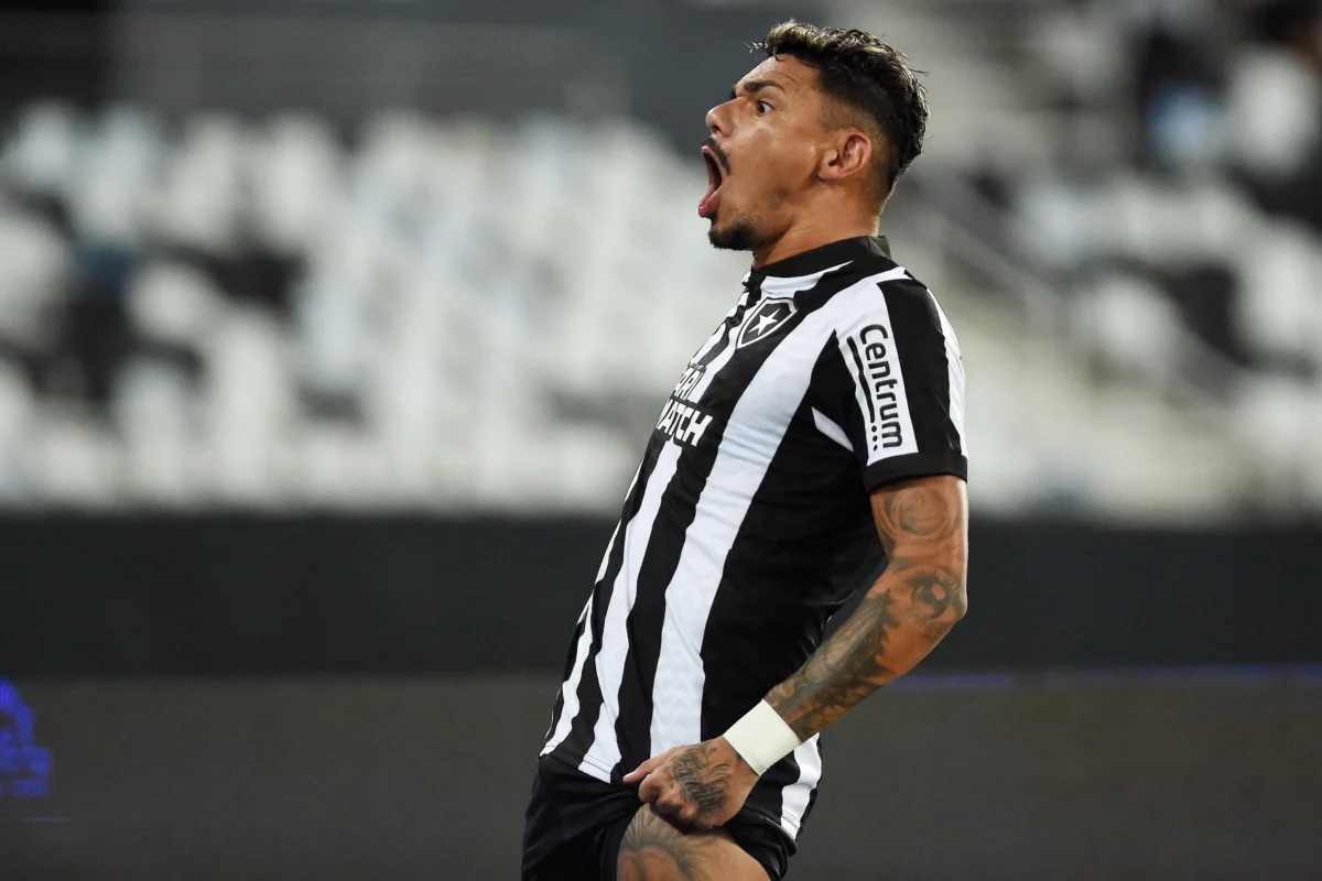 Botafogo conta com Tiquinho para marcar gols sob o comando de Artur Jorge