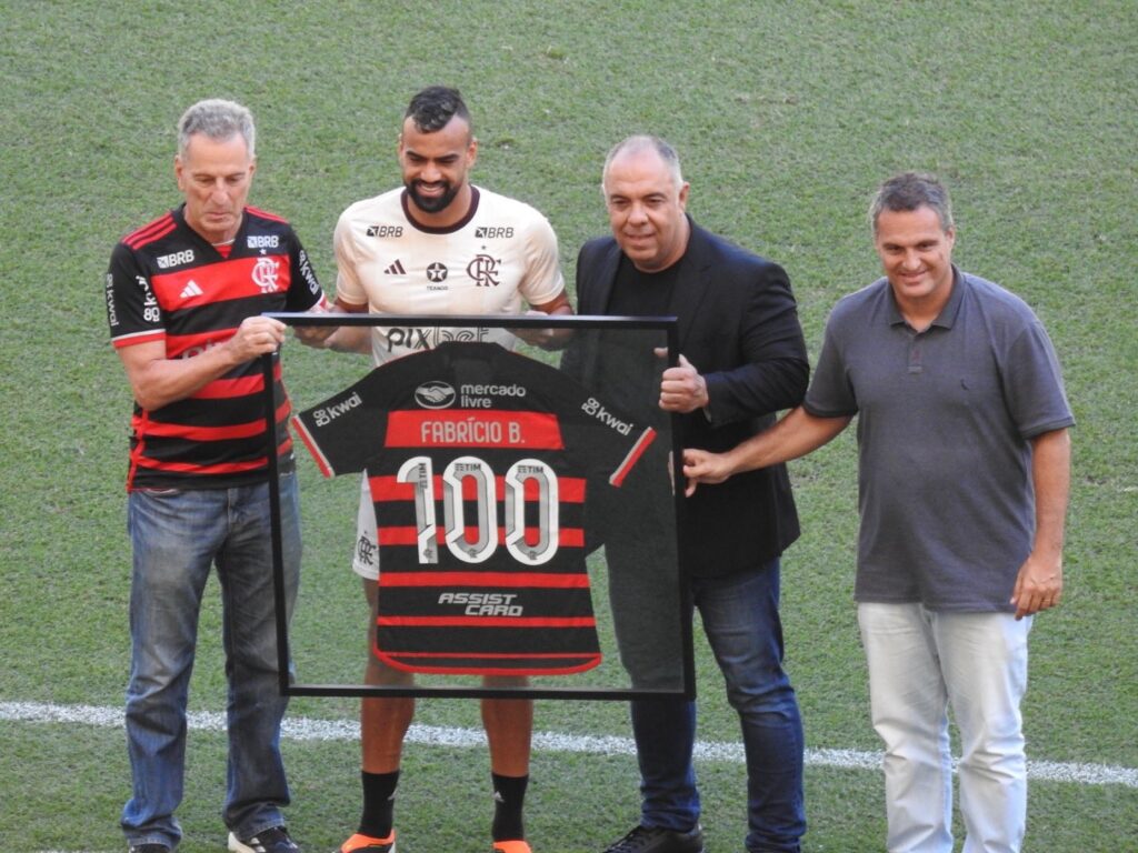 Braz e Landim observam o ultimo treino do Flamengo antes da final no Ninho