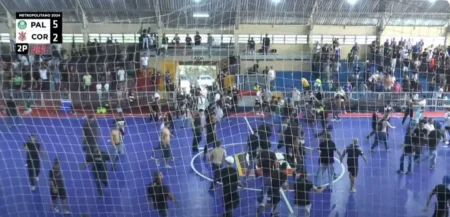 Briga generalizada interrompe final do título entre Palmeiras e Corinthians no futsal: assista ao vídeo