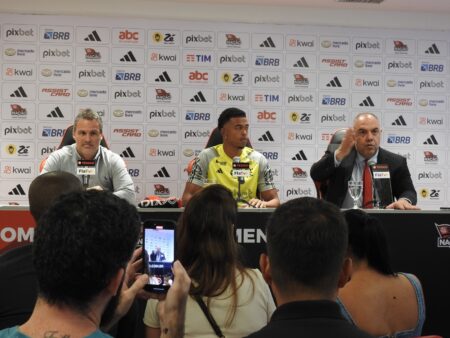 Carlinhos é apresentado no Flamengo: Conheça o novo reforço do Mengão!