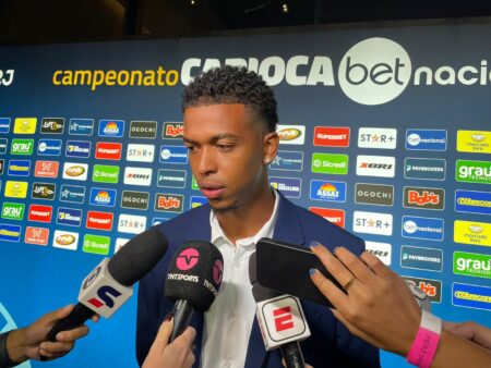Carlinhos revela acordo com o Flamengo e defende Gabigol: "É craque"