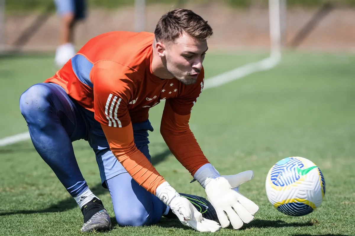 Cruzeiro lista novo goleiro para jogo contra o Vitória; confira os convocados.