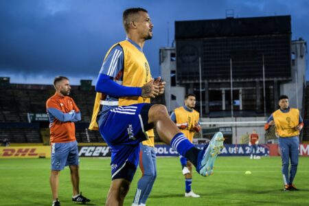 Cruzeiro x Atlético-MG: Larcamón relaciona elenco completo, porém Zé Ivaldo é dúvida para decisão do Mineiro