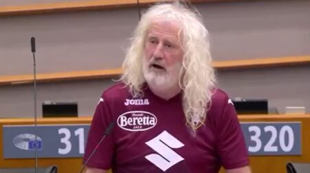 Deputado irlandês com camisa do Torino insulta a Juventus no Parlamento Europeu: palavra forte