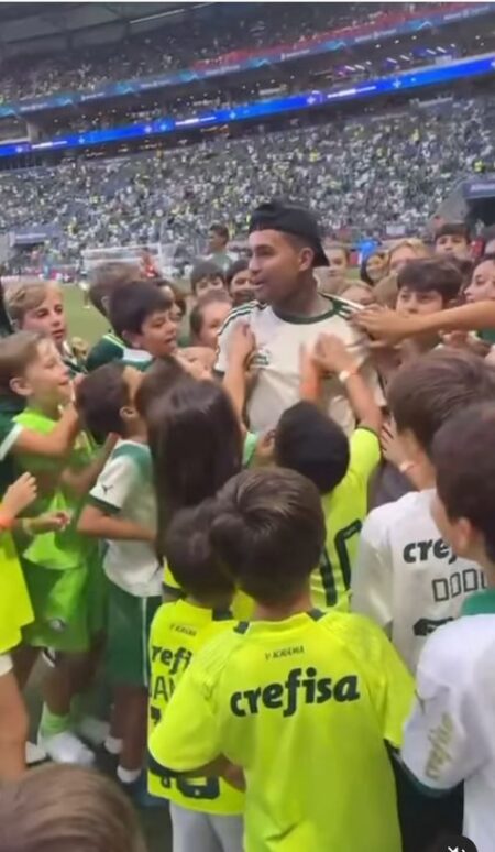 Dudu compartilha vídeo emocionante com torcedores do Palmeiras após a conquista do título.