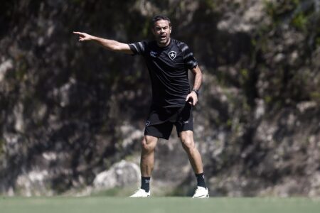 Escalação do Botafogo: Artur Jorge faz mudanças para enfrentar o Atlético-GO