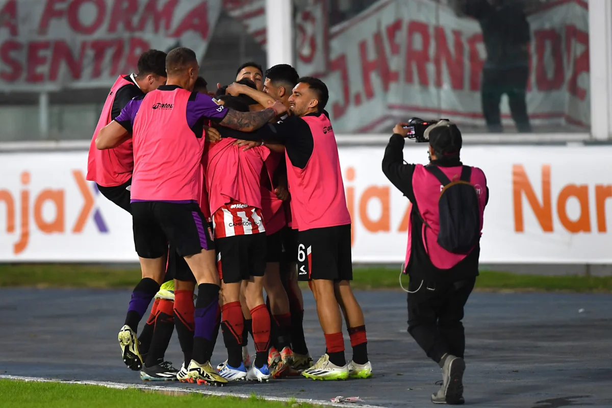 Estudantes vence Boca Juniors nos pênaltis e garante vaga na final da Copa da Liga