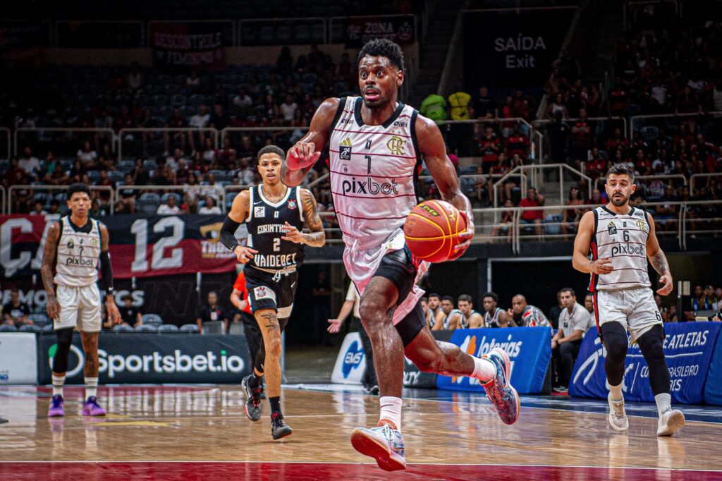 Flamengo vence Corinthians e mantém liderança do NBB