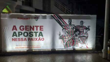 Fluminense lança novos uniformes em evento de patrocinador