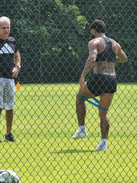 Foto de Gabigol treinando com preparador do Flamengo durante suspensão viraliza nas redes sociais