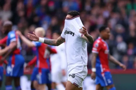 Gol contra de jogador brasileiro marca derrota do West Ham para o Crystal Palace.