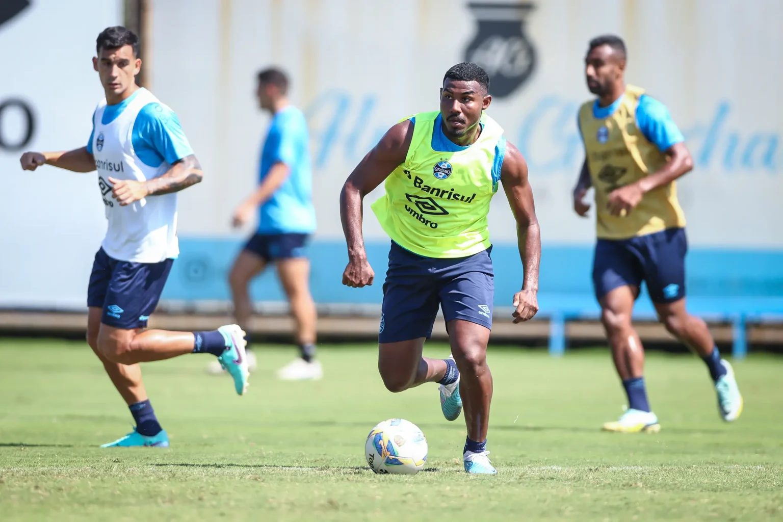 Grêmio pode lucrar mais com a venda de Cuiabano ao Botafogo: confira os valores da negociação.