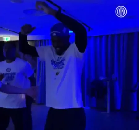 Jogadores da Inter de Milão celebram título com música brasileira; confira a festa.