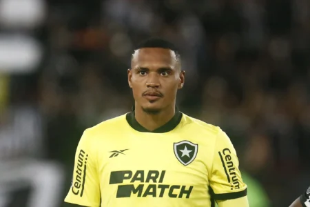 Jogo de pés e destaque nos treinos: como John assumiu o gol do Botafogo - História de superação e evolução no clube