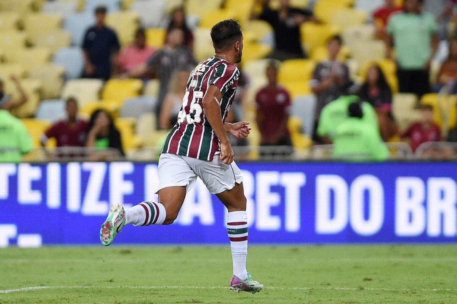 Lima, do Fluminense, não se abala com vaias e garante dedicação total em campo.