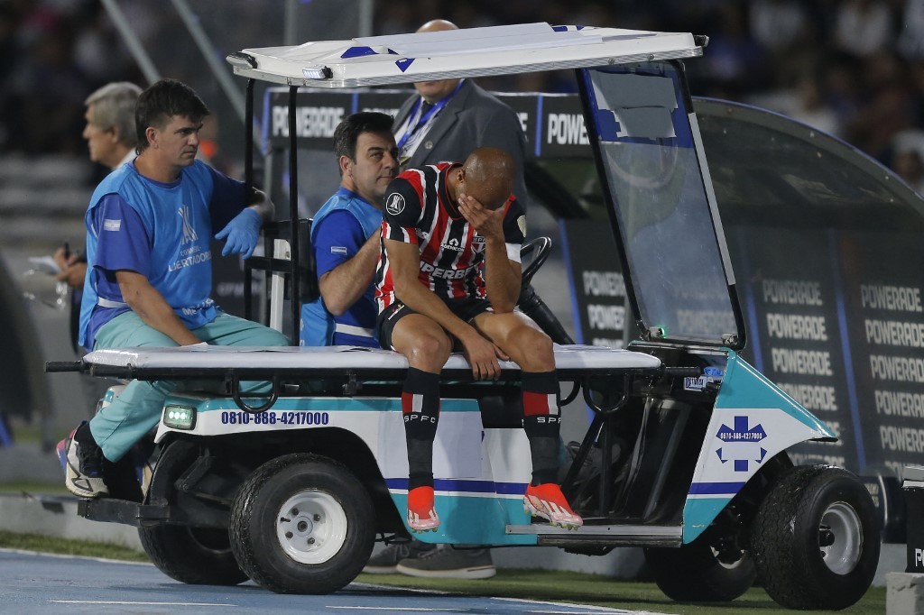 Lucas do São Paulo revela que terá que perder mais quatro jogos devido a lesão