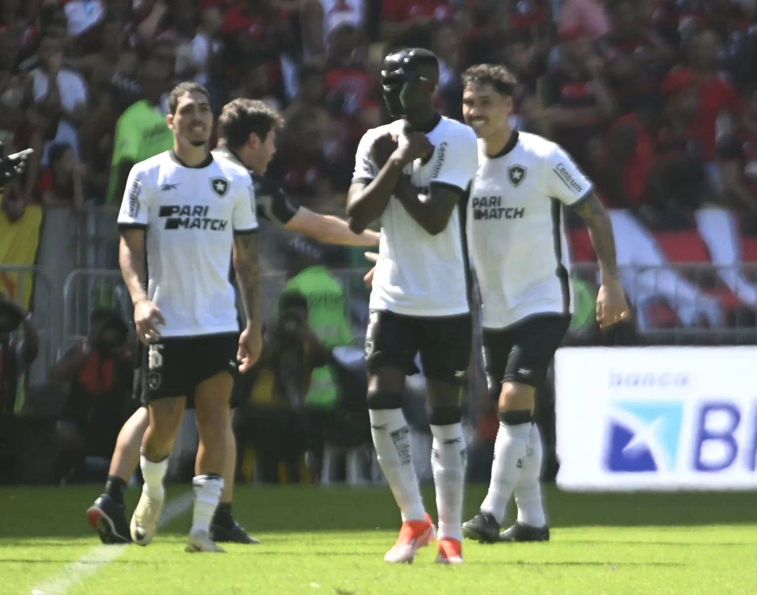 Luiz Henrique, do Botafogo, adia comemoração para evitar cartão na Libertadores.