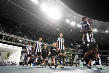 Matheus Nascimento sofre lesão muscular e ficará fora do Botafogo por 4 meses