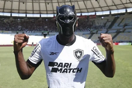 Pantera Negra Luiz Henrique adia festa e brilha com golaços no Botafogo