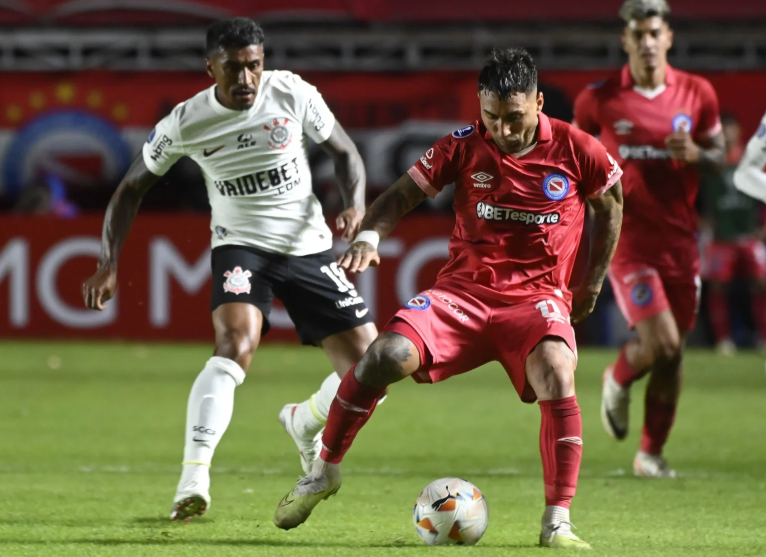 Paulinho afirma que Corinthians não falta padrão de jogo, mas cobra ação imediata do time