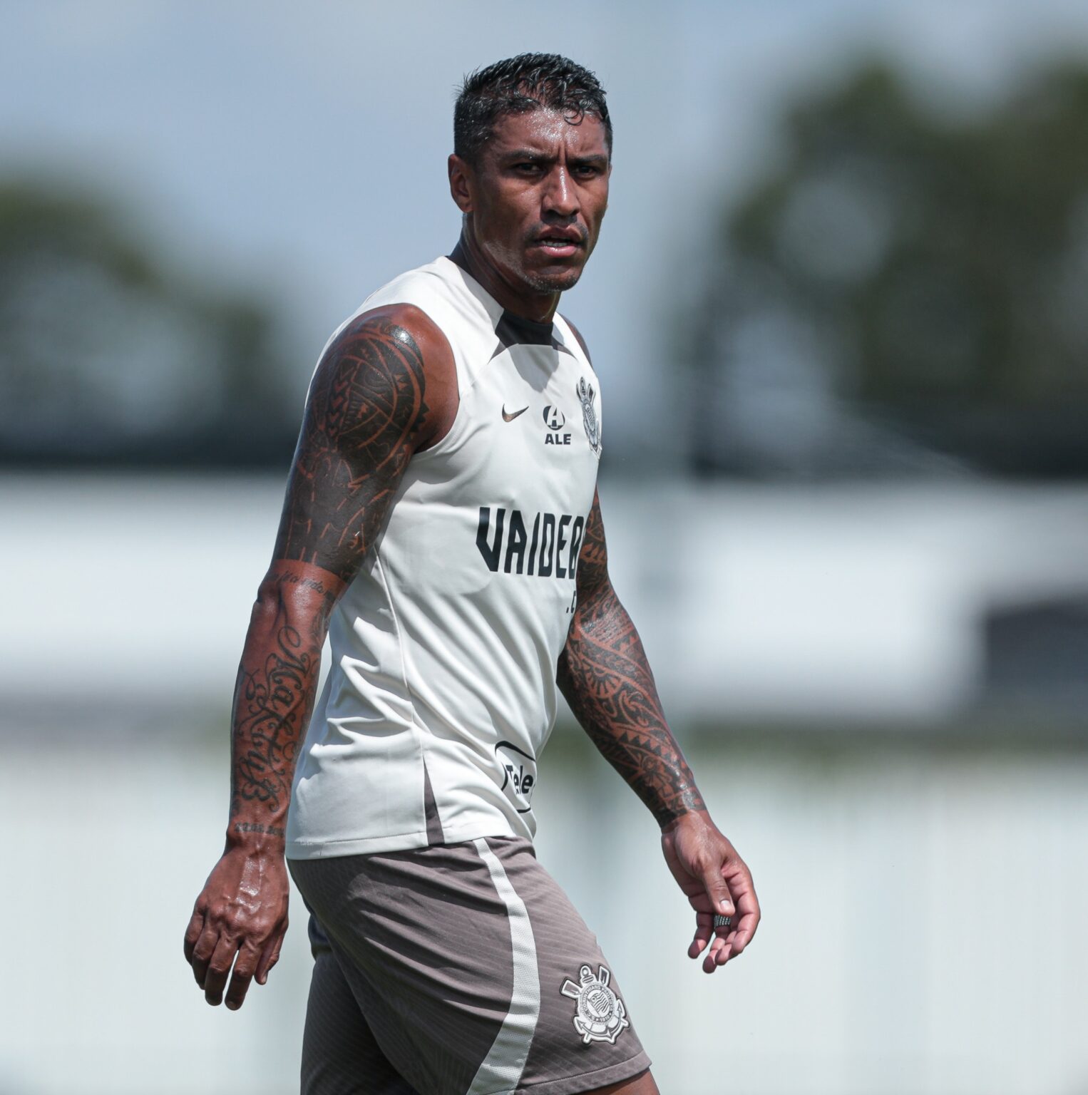 Paulinho recebe sondagens da Asia, aguarda Corinthians e descarta aposentacao