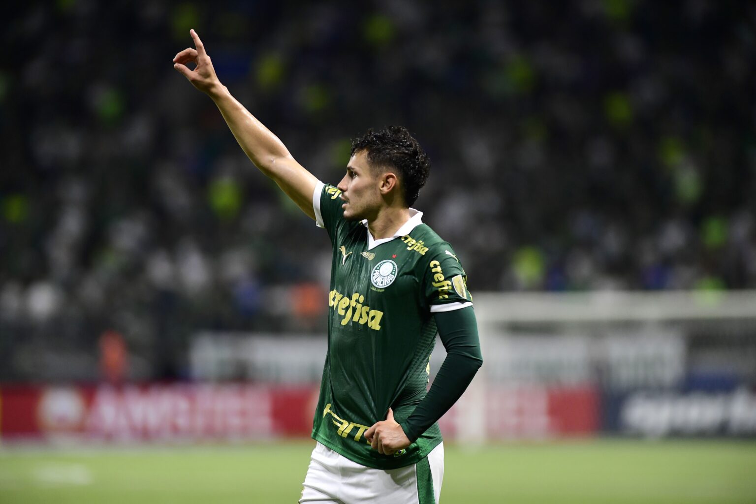 Raphael Veiga se destaca com três assistências pelo Palmeiras e cita Kaká: "As pessoas não enxergam o todo"