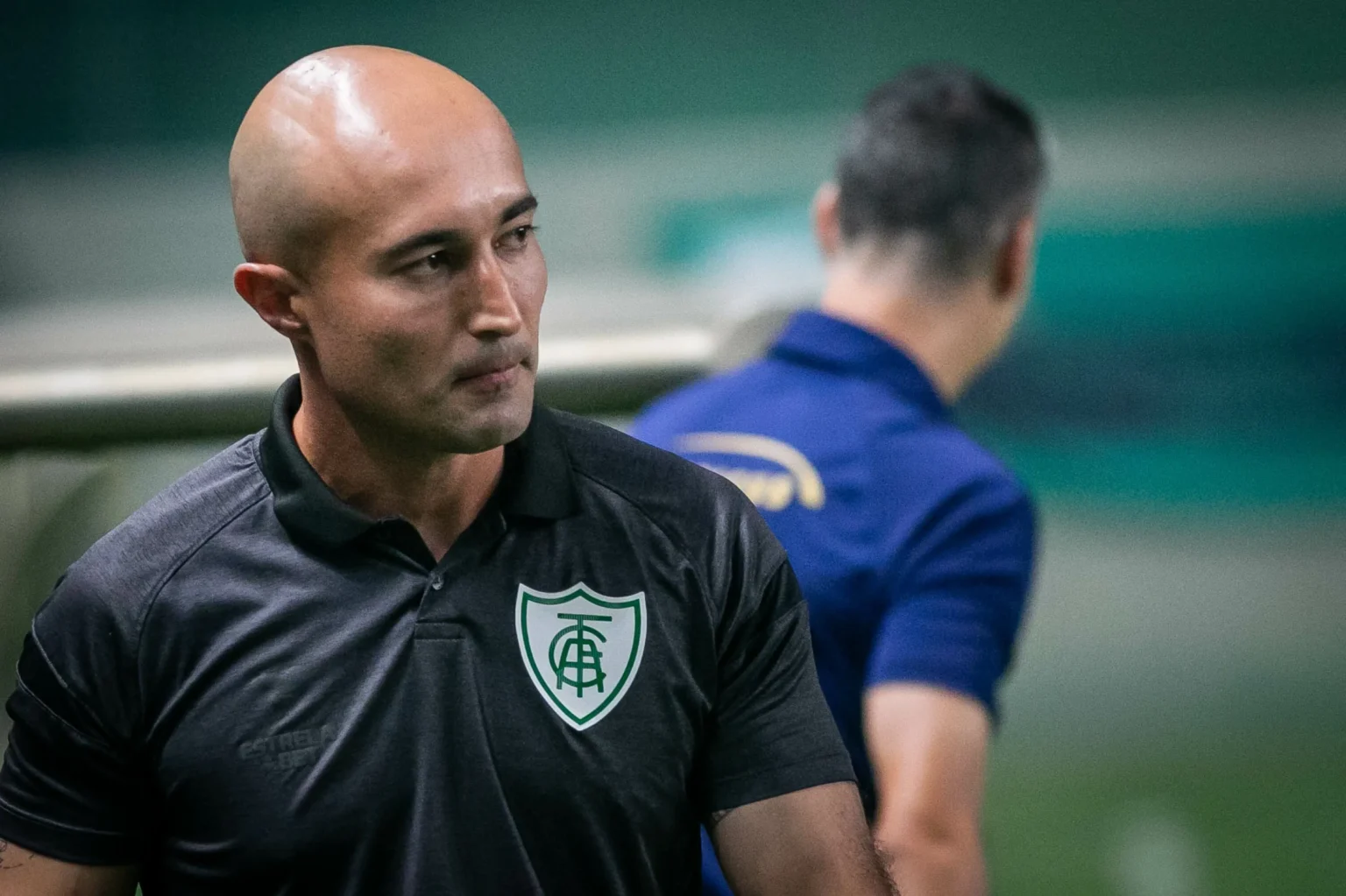 Técnico do América-MG elogia desempenho da equipe em casa após vitória crucial.