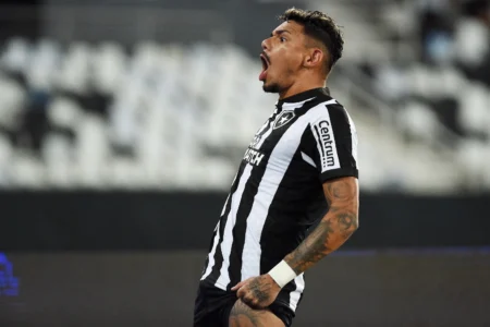 Tiquinho, do Botafogo, posta mensagem em rede social após lesão: Estarei de volta em breve