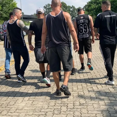 Torcidas organizadas visitam CT do Corinthians para conversar com jogadores, técnico e direção