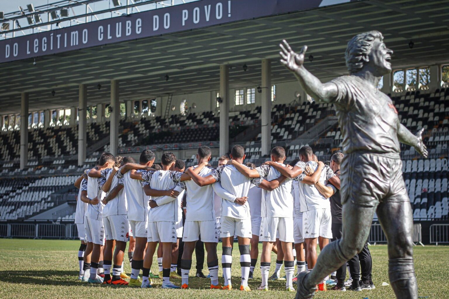 Vasco e CBF se unem para celebrar aniversário de 70 anos de Roberto Dinamite