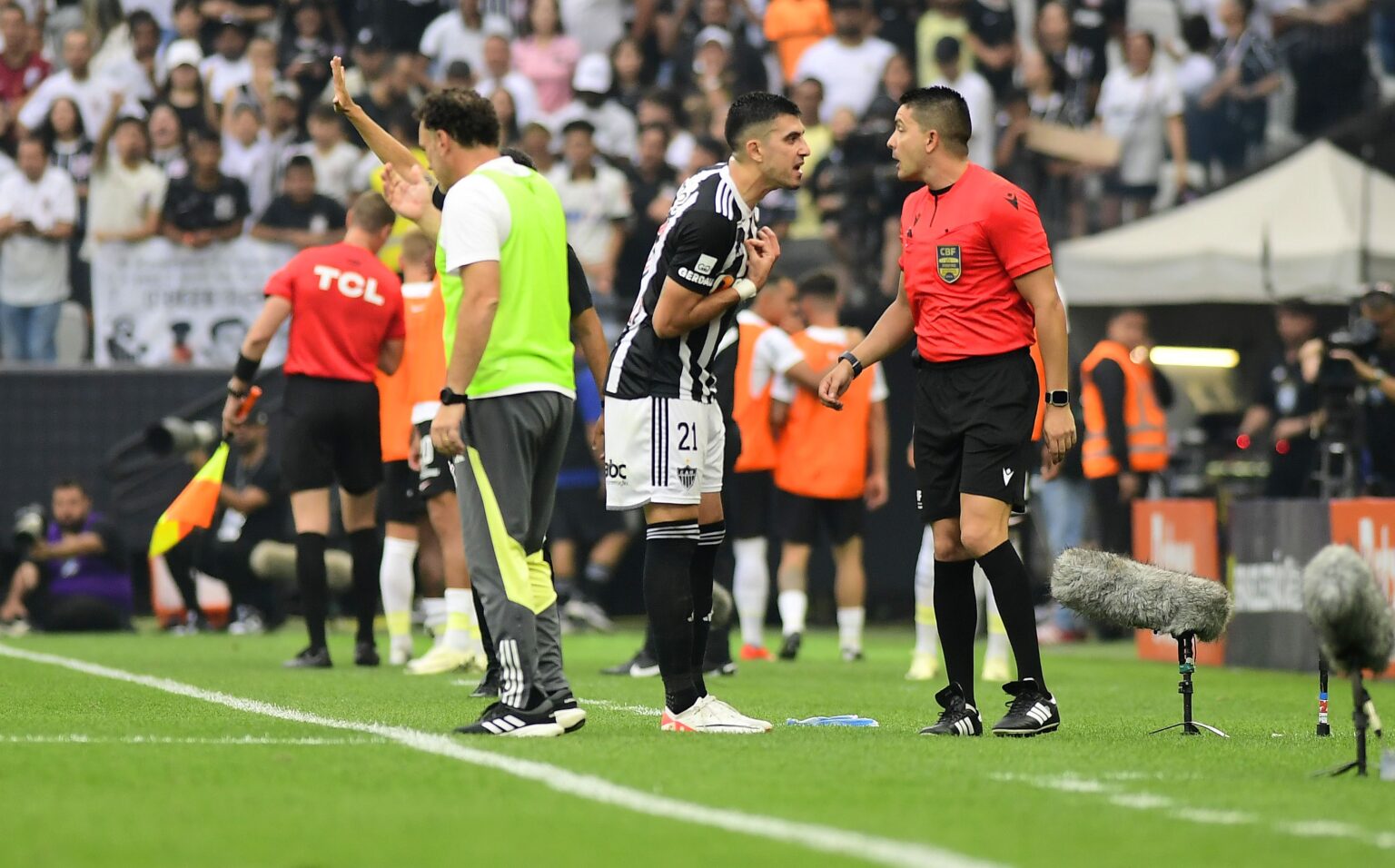 Volante do Atlético-MG critica arbitragem e destaca lance polêmico com Fagner em jogo contra o Corinthians.