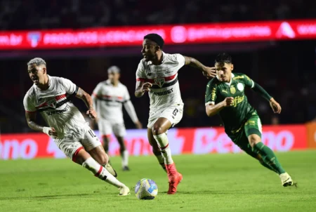 Welington, do São Paulo, deixa clássico contra o Palmeiras com dores no tornozelo