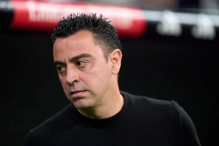 Xavi considera continuar no Barcelona: possíveis mudanças na situação futura