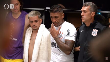 Bastidores: Paulinho emociona-se em discurso no vestiário do Corinthians após goleada - vídeo