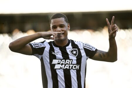 Botafogo encaminha negociação de venda do atacante Janderson para o Vitória