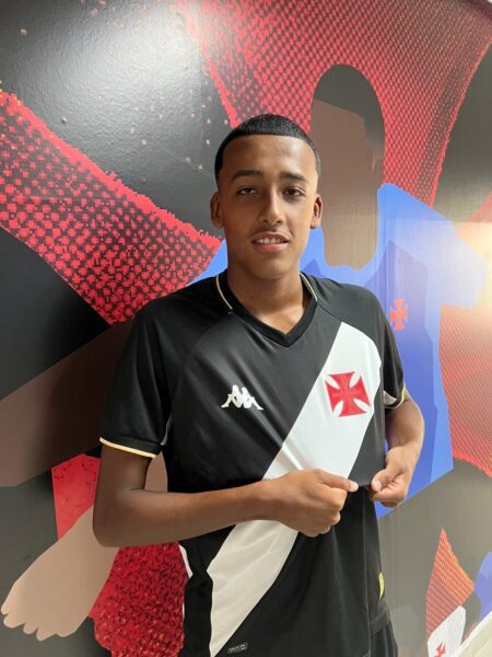 Com multa de R$ 300 milhões, Vasco fecha acordo contratual com jovem volante do sub-17