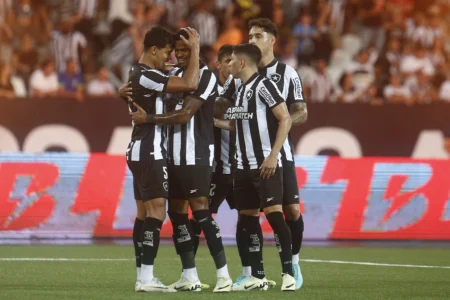 Compactação, posse e agressividade: como o estilo de Artur Jorge se destaca no Botafogo