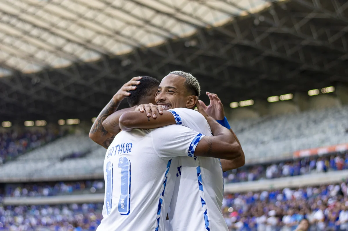 Cruzeiro mantém consistência no futebol durante venda da SAF de Ronaldo a Pedrinho