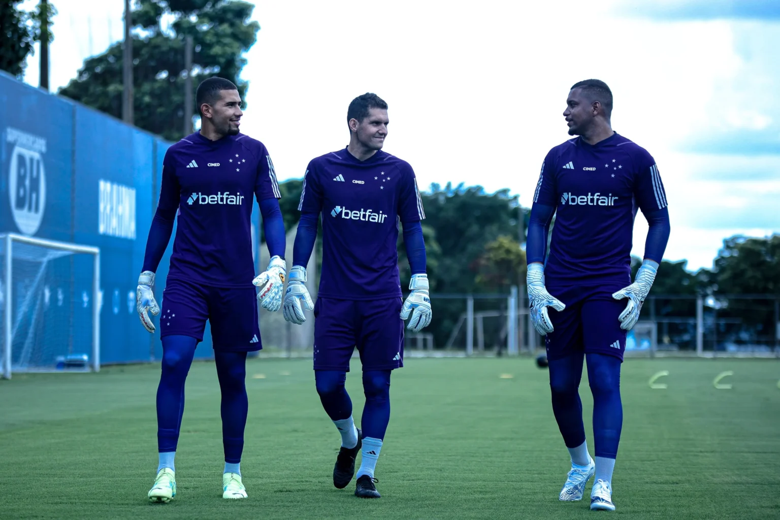 Cruzeiro procura goleiro, negociação de Cabral em andamento e Seabra garante contratação de Anderson: valor disponível.