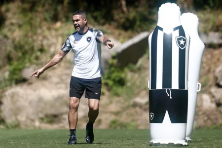 Escalação do Botafogo: Artur Jorge deve promover duas mudanças contra o Universitario