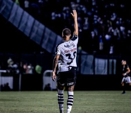 Escalação do Vasco: João Victor treina como titular para jogo contra o Bragantino, sem a presença de Medel