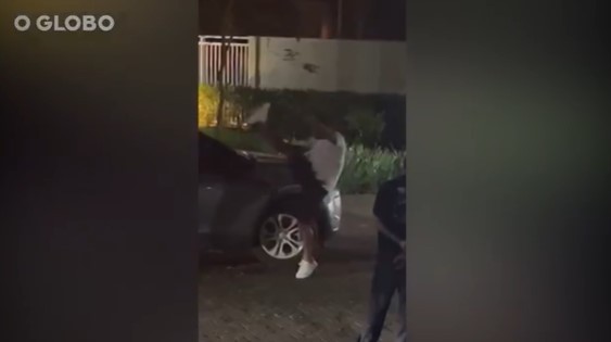 Imagem: Ex-jogador Carlos Alberto danifica retrovisores de veículo em condomínio