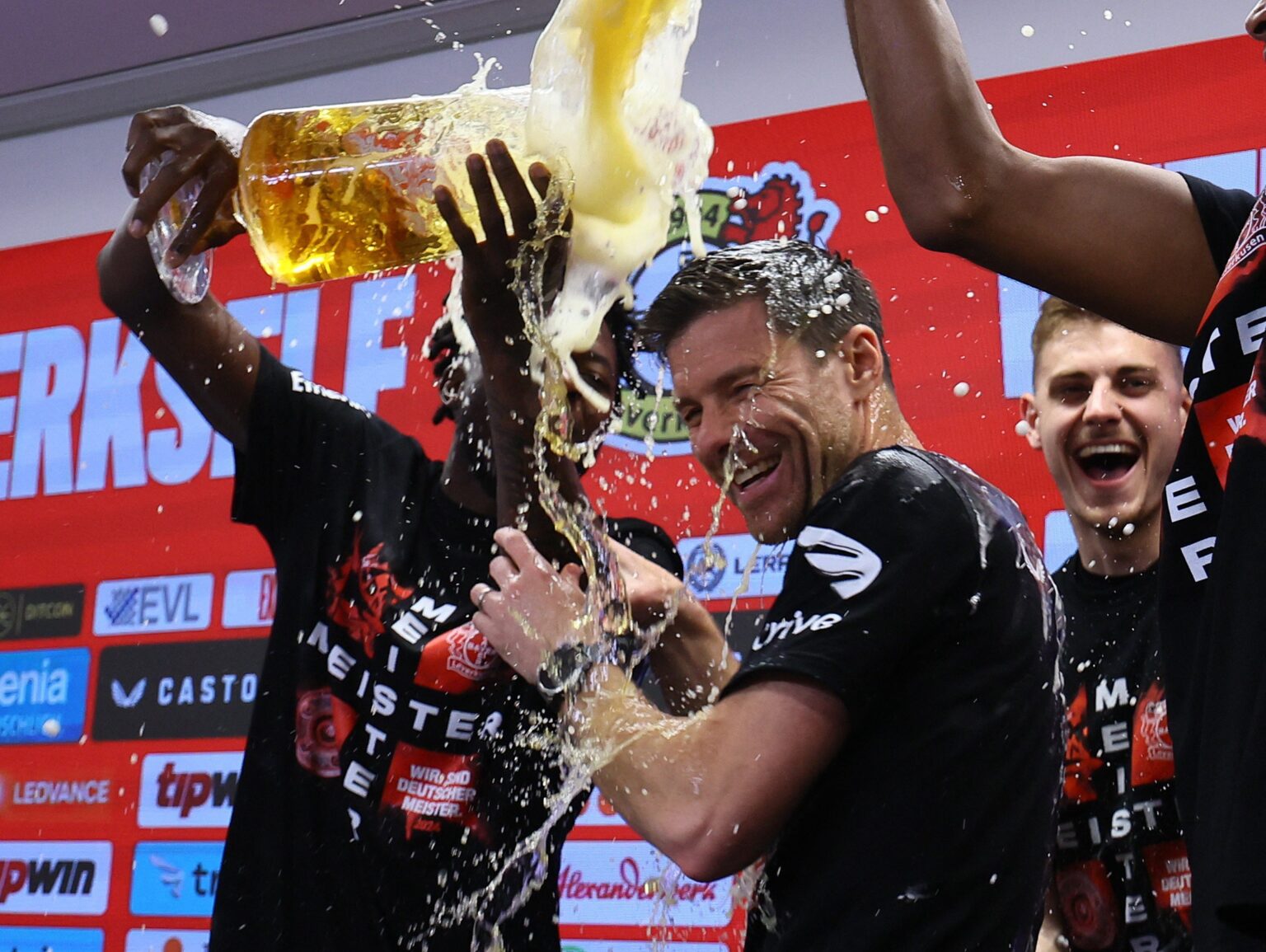 Festa do Bayer Leverkusen com invasão de campo e banho de cerveja em Xabi Alonso: confira todos os detalhes!