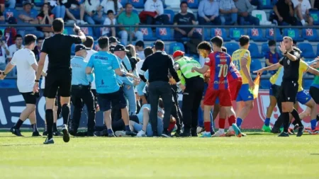 Goleiro brasileiro é agredido em Portugal durante invasão de campo - veja o vídeo da agressão.