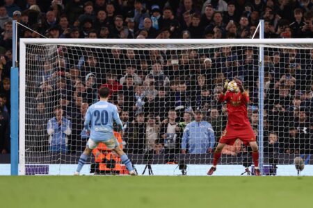 Hero do Real Madrid na Champions, Lunin é parabenizado por Courtois