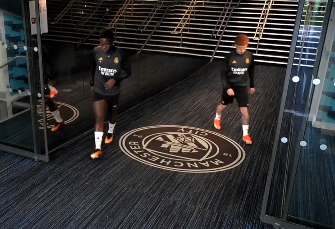 Jogadores do Real Madrid desviam do escudo do Manchester City em treino; confira a cena.