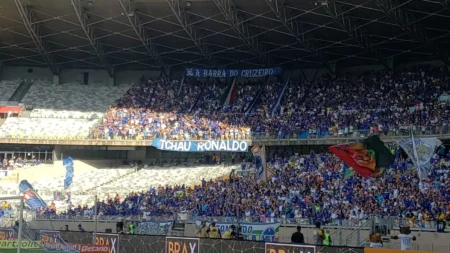 Jogo do Cruzeiro apresenta faixa "Tchau Ronaldo" e brinde curioso; confira as reações dos torcedores.